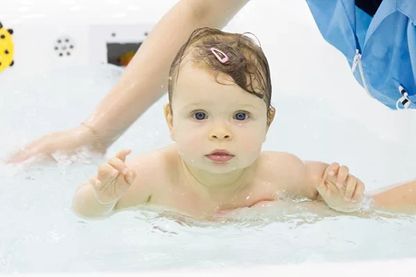 Грудничковое плавание: Безопасность и посадка.