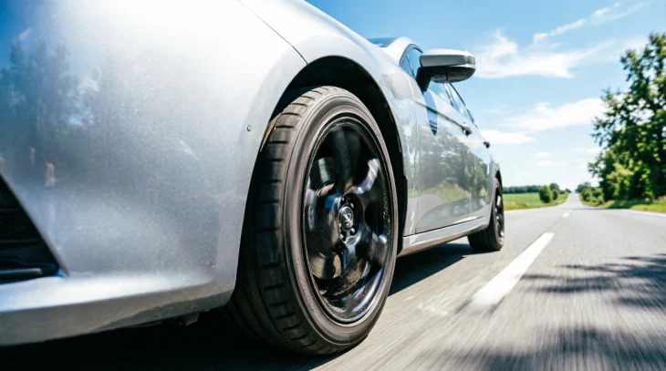 Безопасность на летней дороге: на что смотреть при выборе шин в новом сезоне