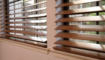 Эстетика под контролем: как горизонтальные жалюзи на балкон превращают обычное остекление в произведение функционального искусства