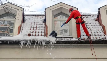 Чистка крыши от снега: важность, правила и полезные советы