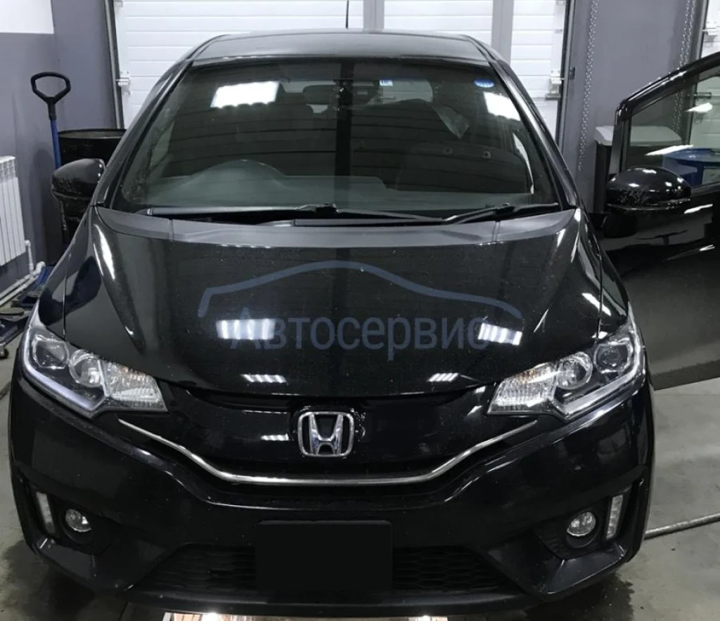 Honda Fit на обслуживании в автосервисе
