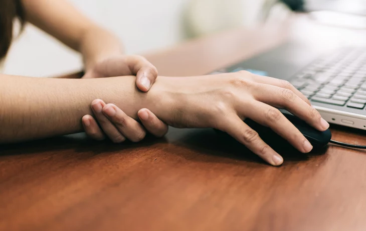Болезни родом из офиса: такой коварный карпальный туннельный синдром
