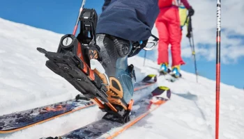 Скитур: что это такое и как выбрать снаряжение для восхождений и спусков