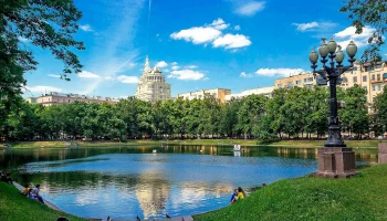 История современных Патриков: как Патриаршие пруды стали символом Москвы История современных Патриков: как Патриаршие пруды стали символом Москвы