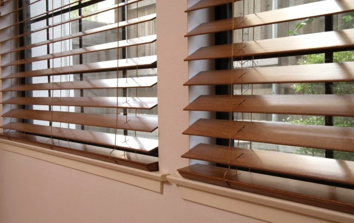 Эстетика под контролем: как горизонтальные жалюзи на балкон превращают обычное остекление в произведение функционального искусства