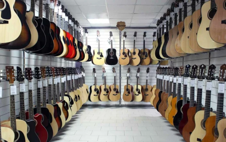 Как выбрать гитару: руководство для начинающих и не только