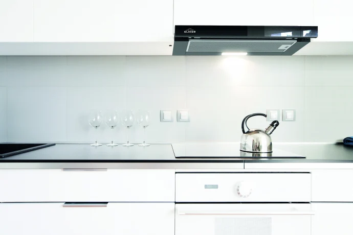 Современные решения для кухонного пространства - встроенная выдвижная вытяжка