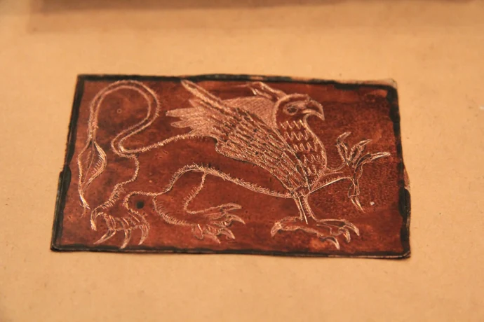 Офорт и линогравюра: в чем разница, особенности техник и процесс создания гравюр