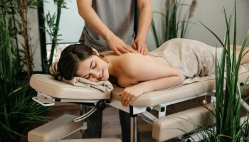 Какой массажный стол выбрать для работы в домашних условиях