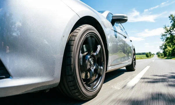 Безопасность на летней дороге: на что смотреть при выборе шин в новом сезоне