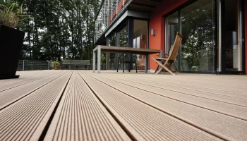 Террасная доска: Все, что нужно знать перед покупкой и установкой