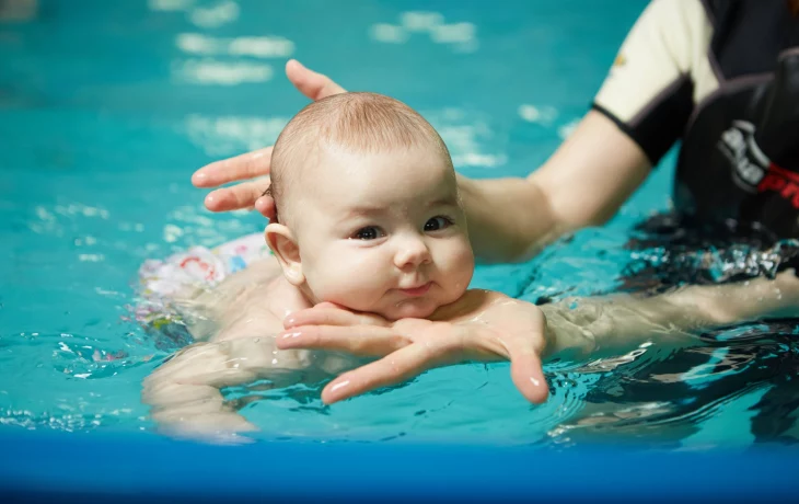 Грудничковое плавание: Безопасность и посадка.