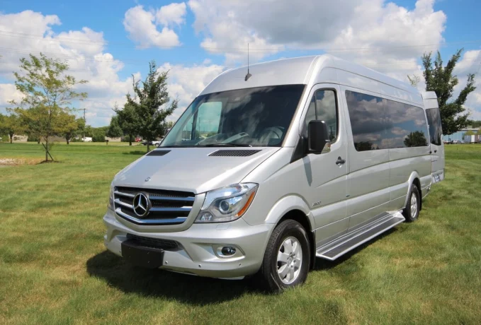 Как организовать трансфер в Пулково: почему выгоднее заказать микроавтобус с водителем