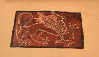 Офорт и линогравюра: в чем разница, особенности техник и процесс создания гравюр