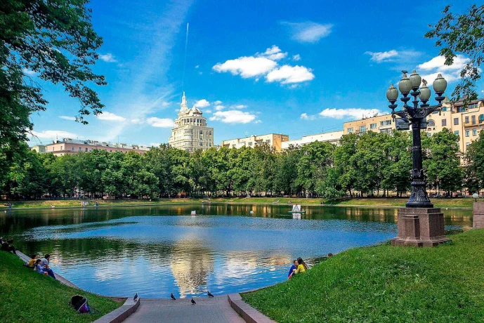 История современных Патриков: как Патриаршие пруды стали символом Москвы