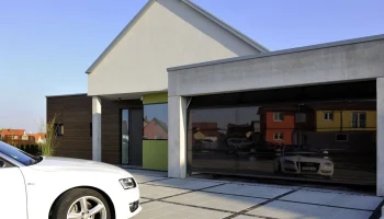 Панорамные секционные ворота: когда функциональность сочетается с прозрачностью