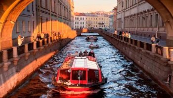 Волна императорских грез: путешествие на скоростных судах как возвращение к истокам Петербурга