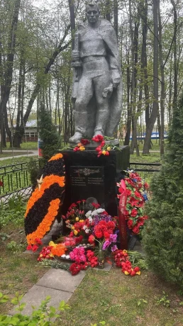 Торжественно-траурная церемония возложения цветов к Братской могиле советских воинов в селе Храброво