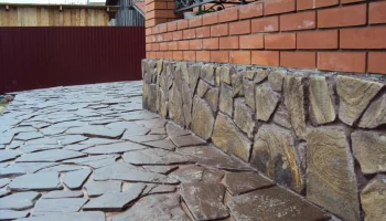 Камень для отделки цоколя: виды, преимущества и особенности выбора